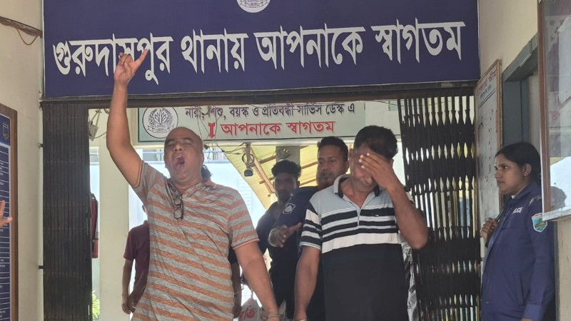 গুরুদাসপুরে নাশকতা মামলার যুবলীগ নেতা গ্রেফতার: আদালতে নেওয়ার পথে স্লোগান