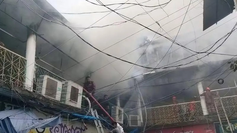 চাঁপাইনবাবগঞ্জের নিউ মার্কেটে ভয়াবহ আগুন, ফায়ার সার্ভিসের ৬ ইউনিটের চেষ্টায় নিয়ন্ত্রণে