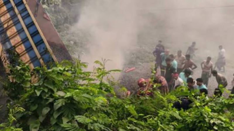 গভীর রাতে ট্রাকের নিচে চাপা পড়ে প্রাণ গেল অষ্টম শ্রেণির ছাত্রীর