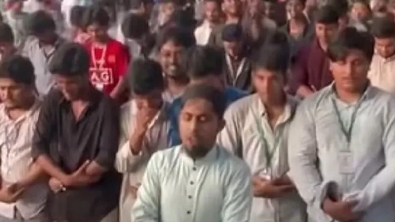 চট্টগ্রামে শিক্ষামন্ত্রীর ‘গায়েবানা জানাজা’ আদায় করলেন শিক্ষার্থীরা