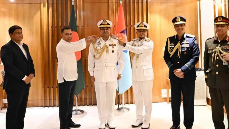 নতুন নৌপ্রধানকে ভাইস এডমিরাল র‍্যাংক ব্যাজ পরিয়ে দিলেন প্রধানমন্ত্রী