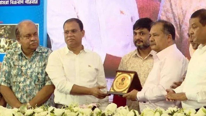 আলোকচিত্র প্রদর্শনীতে সম্মাননা পেলেন মাহফুজ কবির
