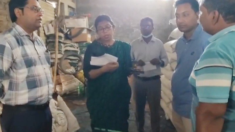 সিংড়ায় সরকারি সার বিক্রয়ে অনিয়ম, ব্যবসায়ীকে ২০ হাজার টাকা জরিমানা