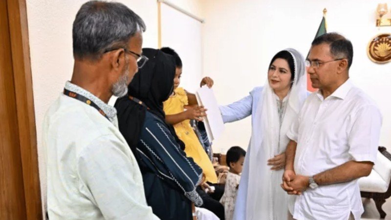 হাটহাজারীতে শহীদ দুই সেনাসদস্যের পরিবারের সঙ্গে প্রধানমন্ত্রীর সাক্ষাৎ ও সহায়তা