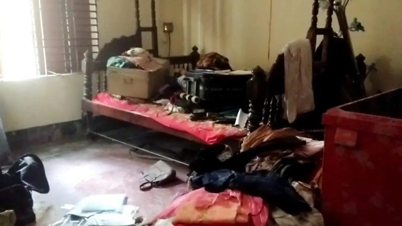 ঘরে একা ছিলেন গৃহবধূ, সকালে মিলল বিবস্ত্র মরদেহ