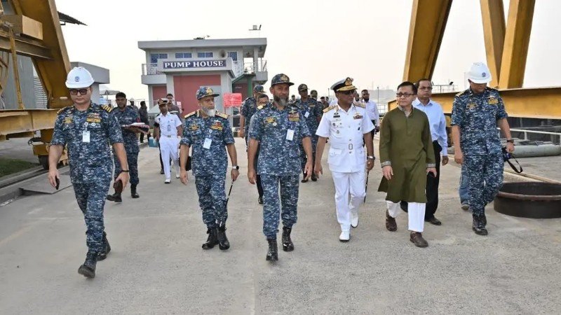 চট্টগ্রাম ড্রাই ডকে বাণিজ্যমন্ত্রী: আধুনিক যুদ্ধজাহাজ নির্মাণে সক্ষমতা বাড়ানোর তাগিদ