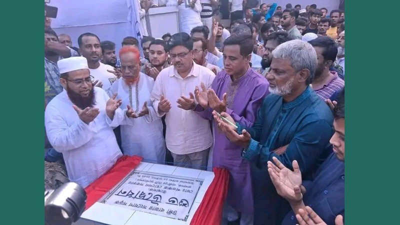 টঙ্গী বাজারে ওলামা-মাশায়েখ ও ব্যবসায়ী নেতৃবৃন্দের মতবিনিময় সভা অনুষ্ঠিত, রাস্তা উদ্বোধন