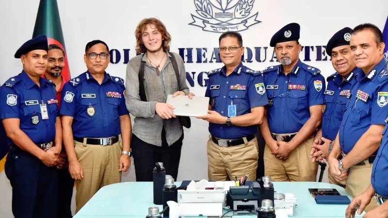 জার্মান পর্যটকের ম্যাকবুক উদ্ধার, পুরস্কার পেলেন নাটোর থানার ২ পুলিশ কর্মকর্তা