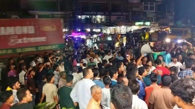 উপজেলা গঠন নিয়ে বিরোধ: চট্টগ্রাম-কক্সবাজার মহাসড়কে দোহাজারীবাসীর বিক্ষোভ ও এমপির বিরুদ্ধে ক্ষমা চাওয়ার আল্টিমেটাম