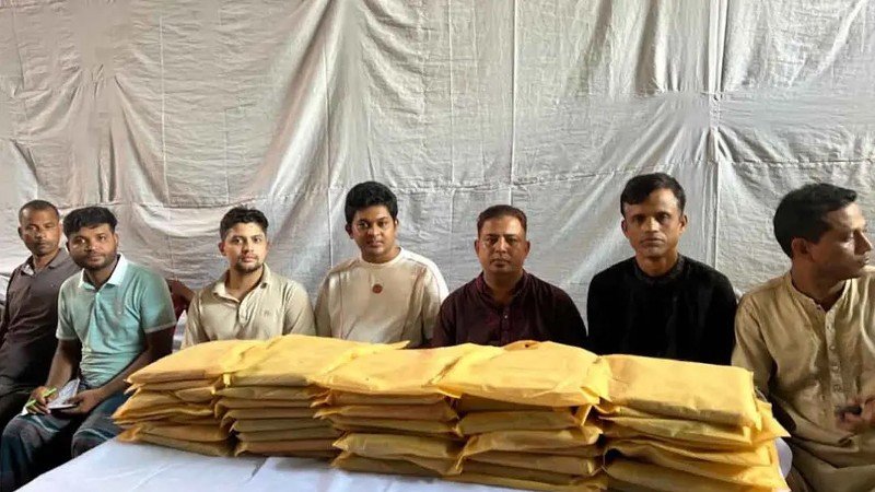 লোহাগাড়ায় দুর্গাপূজা উপলক্ষে উপহার ও আর্থিক অনুদান বিতরণ