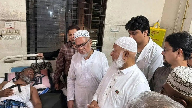 হামলায় আহত জামায়াত নেতাকে দেখতে হাসপাতালে গেলেন শফিকুর রহমান
