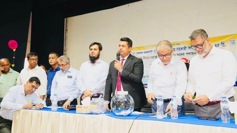 শুধু বই পড়ালেই প্রকৃত শিক্ষক হওয়া যায় না: চট্টগ্রামের ডিসি