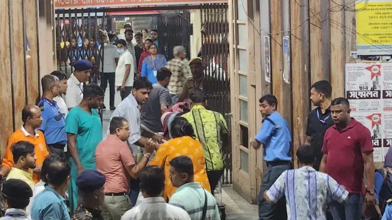 কলকাতায় দুর্গাপূজার প্যান্ডেলে পদদলিত হয়ে ১৭ জন নিহত