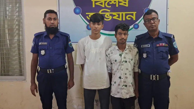 যাত্রীবেশে ইজিবাইকে উঠে চেতনানাশক খাইয়ে ছিনতাই, গ্রেপ্তার ২