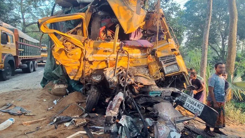নাটোরে যাত্রীবাহী বাস ও ট্রাকের সংঘর্ষে ৯ জন নিহত