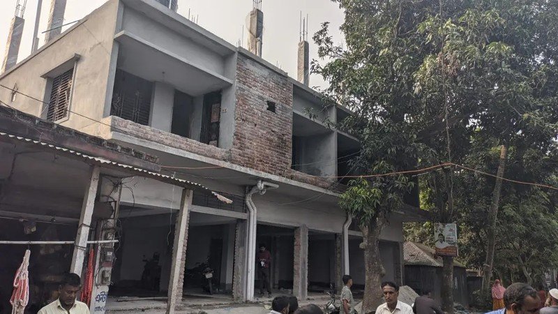 আ. লীগের দখলে অর্ধেক, বাকি অর্ধেকে বিএনপিপন্থিদের মার্কেট নির্মাণ