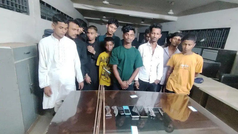 মোহাম্মদপুরে নারীসহ ১৩ ছিনতাইকারী গ্রেপ্তার
