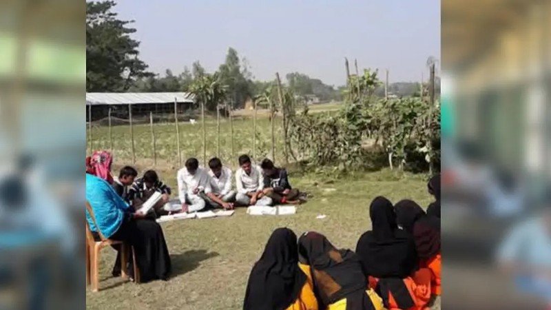 লোহাগাড়ায় ক্লাসরুম সংকটে খোলা আকাশের নিচে চলছে পাঠদান