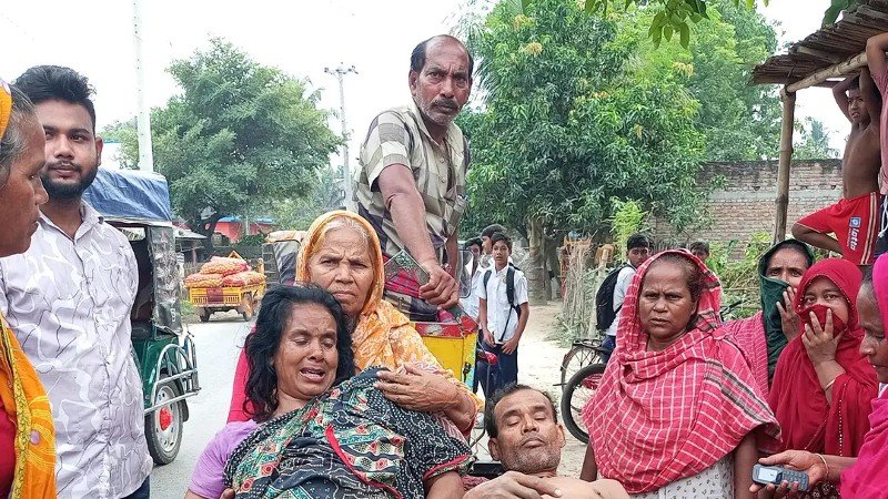 মেহেরপুরে জমি নিয়ে বিরোধ: স্বামী-স্ত্রীকে কুপিয়ে জখম ও ঘরবাড়ি ভাঙচুর